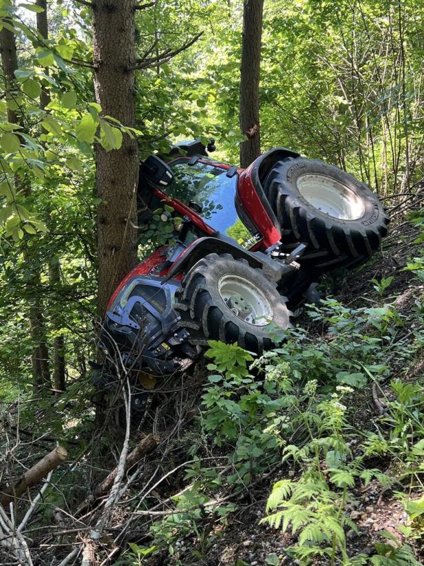 Steirerin schwer verletzt: 74-Jährige stürzte mit Traktor über Böschung ab