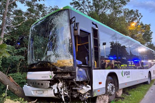 Pkw kracht frontal gegen Linienbus in Günselsdorf: Drei Verletzte