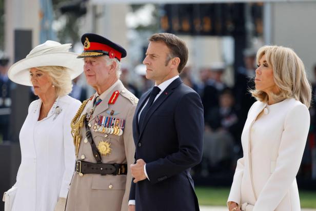D-Day-Gedenkfeier: Unangenehmer Moment zwischen Camilla und Brigitte Macron