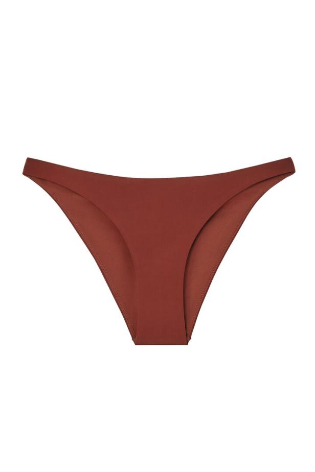 Eine einzelne, rostbraune Bikinihose vor einem weißen Hintergrund.