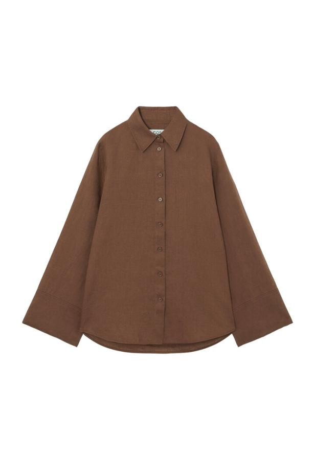 Eine braune, langärmlige Bluse mit Knöpfen und weiten Ärmeln.
