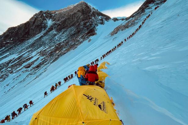 Warteschlange am Mount Everest: Viele Bergestieger bedeutet auch viel Müll.