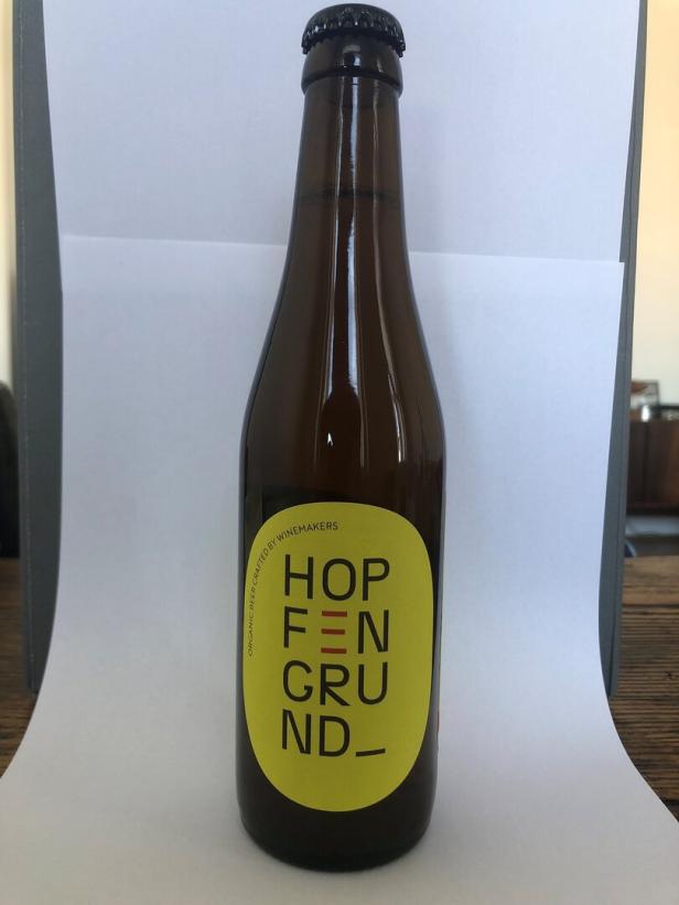 Eine Flasche „Hopfengrund“-Bier vor einem weißen Hintergrund.
