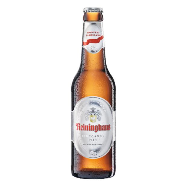 Eine Flasche Reininghaus Jahrgangs Pils mit Kondenswasser.