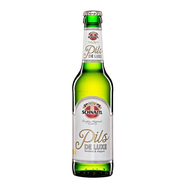 Eine Flasche Schnaitl Pils de Luxe vor einem weißen Hintergrund.