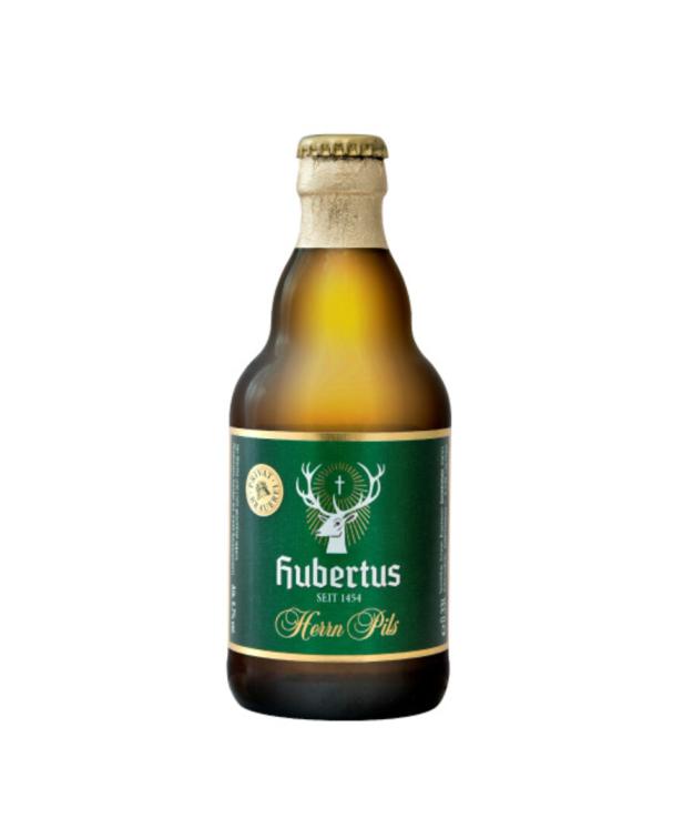 Eine Flasche „Hubertus Horn Pils“ vor einem weißen Hintergrund.