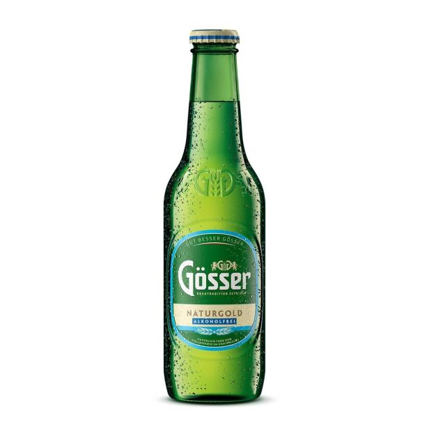Eine grüne Glasflasche Gösser NaturGold alkoholfrei mit Wassertropfen.