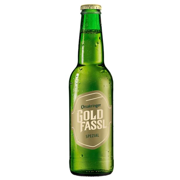 Eine grüne Flasche Ottakringer Gold Fassl Spezial mit Wassertropfen.