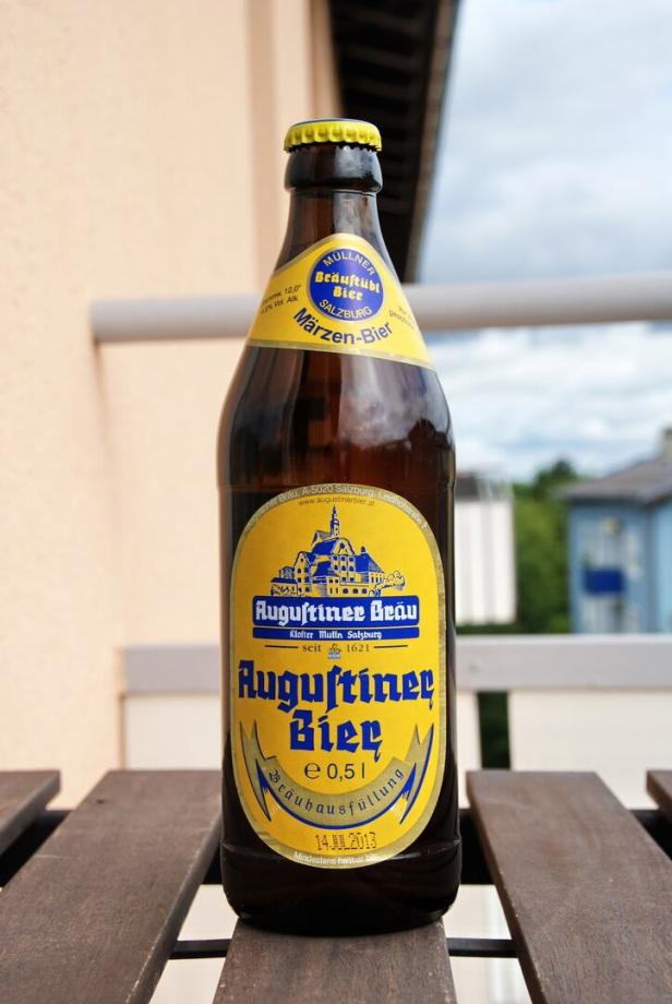 Eine Flasche Augustiner Märzen-Bier steht auf einem Holztisch.