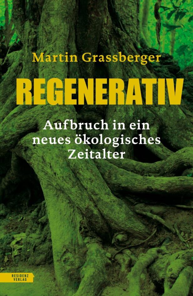 Das Buch „Regenerativ“ von Martin Grassberger vor einem Baum mit freiliegenden Wurzeln.