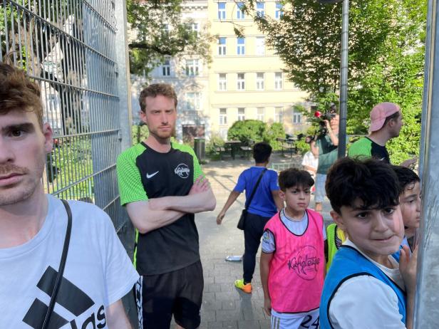 „Hopp, Schwiiz“ in einem Wiener Vorstadt-Park