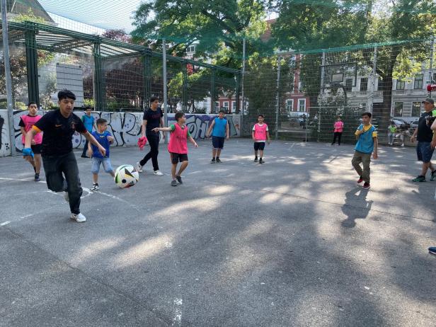 „Hopp, Schwiiz“ in einem Wiener Vorstadt-Park