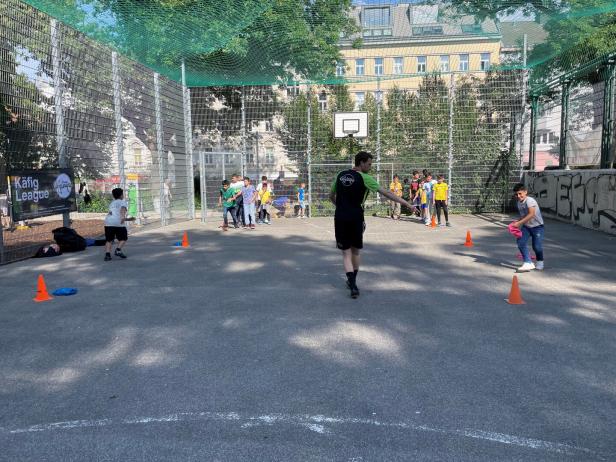 „Hopp, Schwiiz“ in einem Wiener Vorstadt-Park