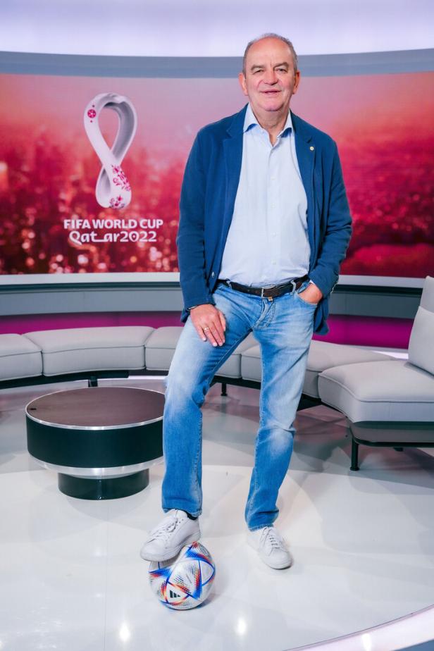 Herbert Prohaska posiert mit einem Fußball vor einem FIFA World Cup Qatar 2022 Hintergrund.