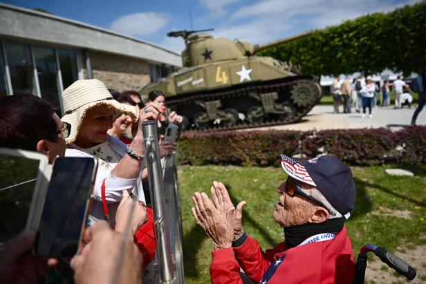 Lovestory zum D-Day: 100-jähriger Veteran heiratet  seine neue Liebe
