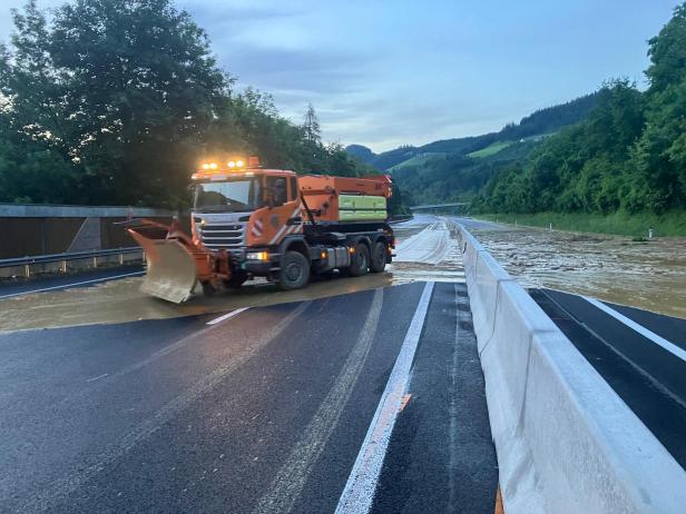 Lkw auf Autobahn bei Aufräumarbeiten