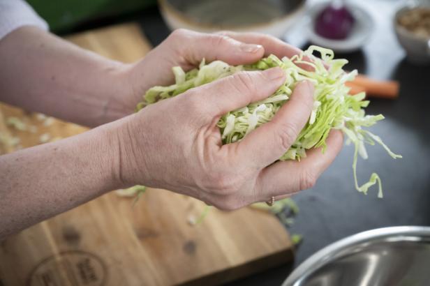 Gartenfrisch aus dem Kochsalon: Asiatischer Coleslaw