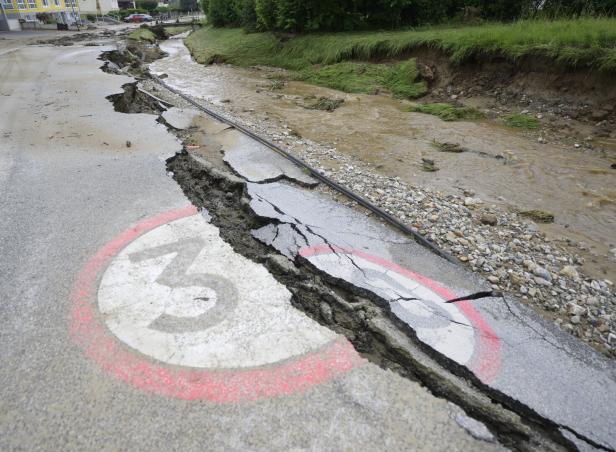 Unwetter: Mann weiter vermisst, Bahnstrecken in der Steiermark unterbrochen