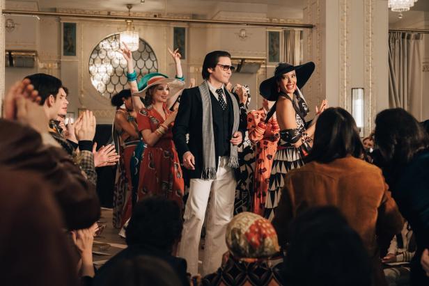 Daniel Brühl als Karl Lagerfeld auf einer Modenschau.