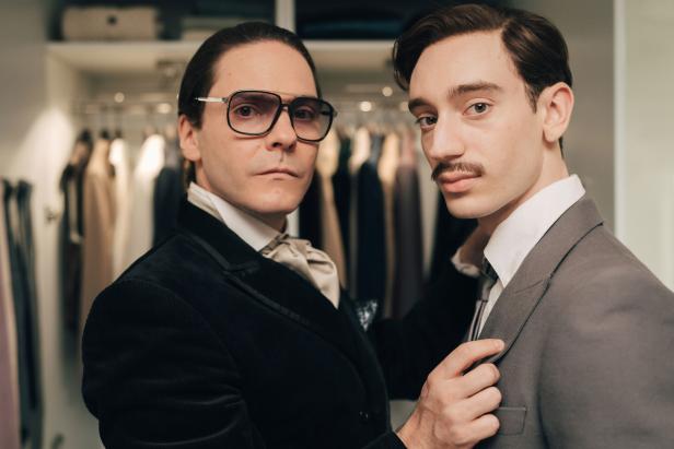Daniel Brühl und Théodore Pellerin als Jacques de Bascher in „Becoming Karl Lagerfeld“.