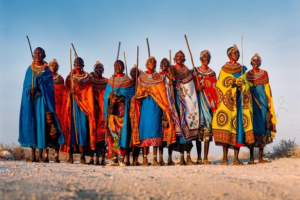 Eine Gruppe Samburu-Frauen in traditioneller Kleidung steht in einer Reihe.