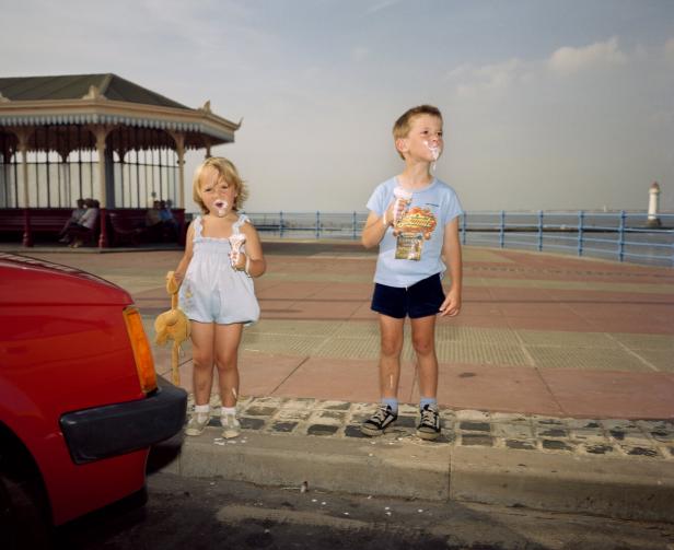 Zwei Kinder mit Eis auf einer Promenade in Brighton, fotografiert von Martin Parr.