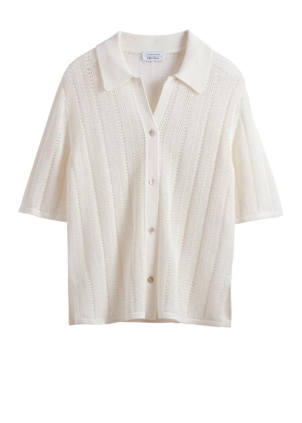 Ein weißes Poloshirt von & Other Stories.