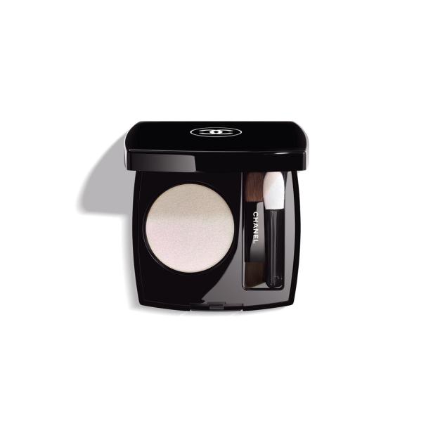 Ein Chanel Lidschatten-Duo in einer schwarzen Dose mit zwei Pinseln.