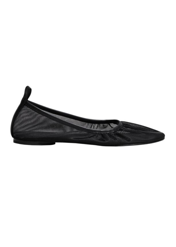 Trendschuh Mesh-Ballerina: In Schwarz sehr schick zu Weiß. Modell von & Other Stories.