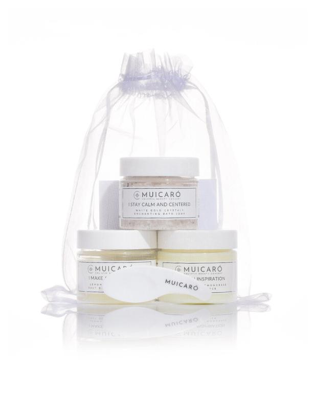 „I Stay Calm And Centered“-Badesalz, „I Am An Inspiration“-Bodybutter, „I Make A Difference“-Peelingscrub in Reisegrößen.