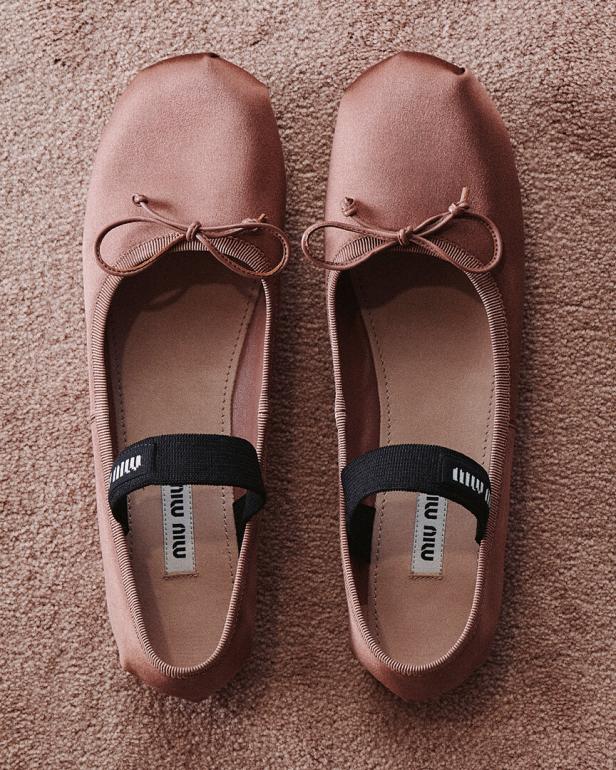 Trendschuh Satinballerina: Nude und Rosé, sehr feine Kombi zu Sommerweiß. Ballerinas von Miu Miu.