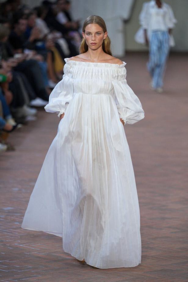 Bildschön: Model Rebecca Leigh Longendyke in Alberta Ferretti.