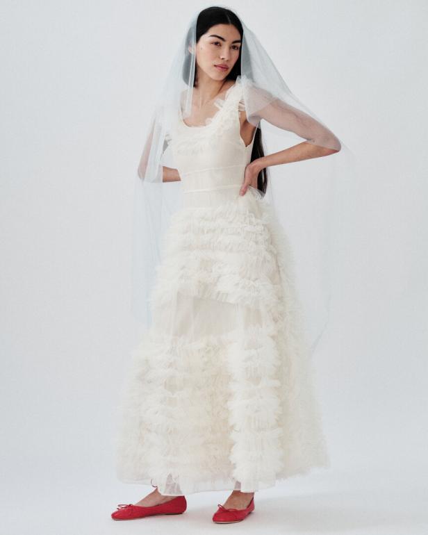 Das Kleid wird der Braut wohl noch jahrelang Freude machen. Bezaubernd: die roten Ballerinas und der Hauch von Schleier aus allerfeinstem Tüll. Look Molly Goddard.