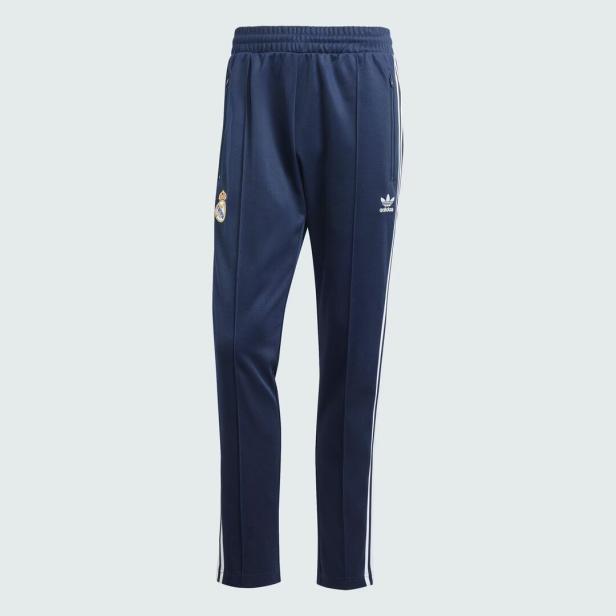 Eine marineblaue Adidas-Trainingshose mit weißen Streifen und dem Logo von Real Madrid.