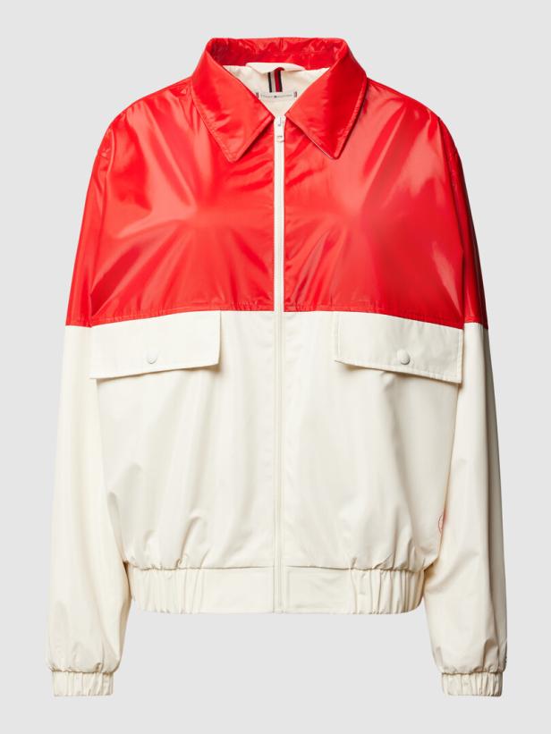 Eine rot-weiße Jacke mit Reißverschluss und zwei Taschen.