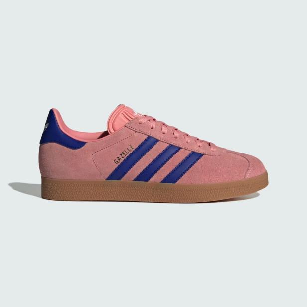 Ein rosa Adidas Gazelle Sneaker mit blauen Streifen und brauner Sohle.