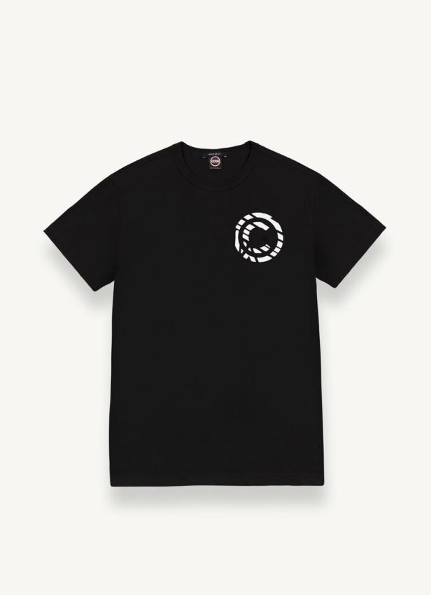 Ein schwarzes T-Shirt mit einem weißen, kreisförmigen Logo auf der Brust.