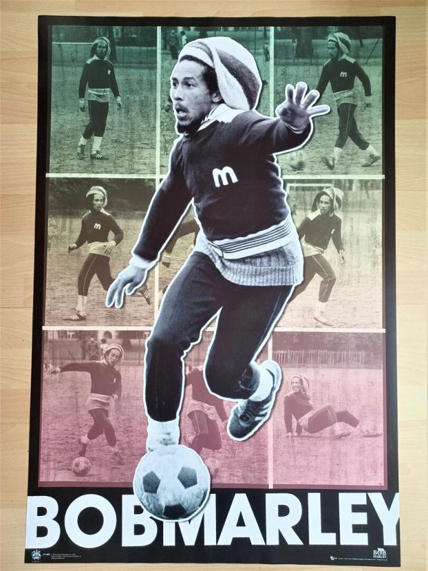 Ein Poster von Bob Marley beim Fußballspielen, umgeben von kleineren Bildern von ihm in Aktion.