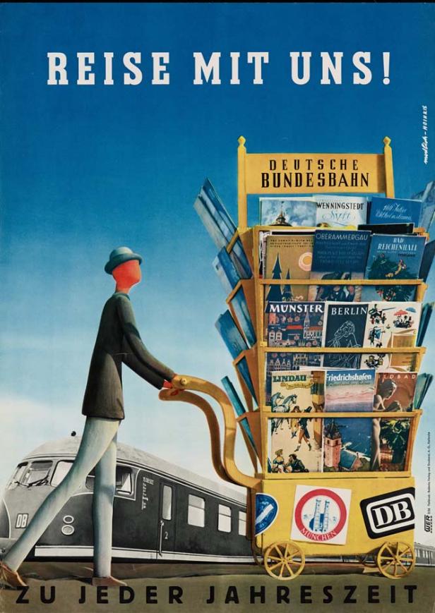 Ein Mann schiebt einen Wagen voller Reisebroschüren der Deutschen Bundesbahn vor einem Zug her.