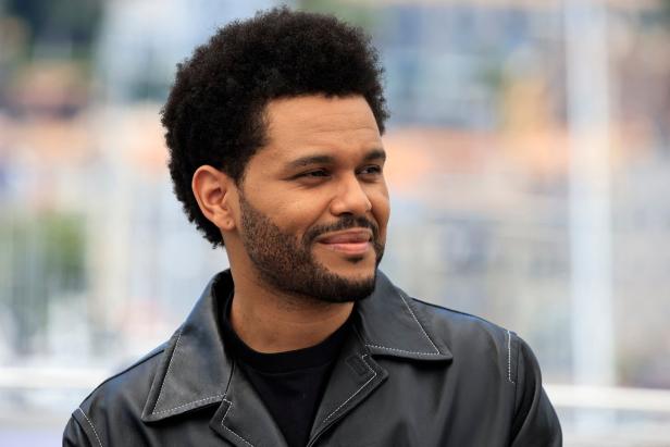 The Weeknd posiert in Cannes für die Kameras.