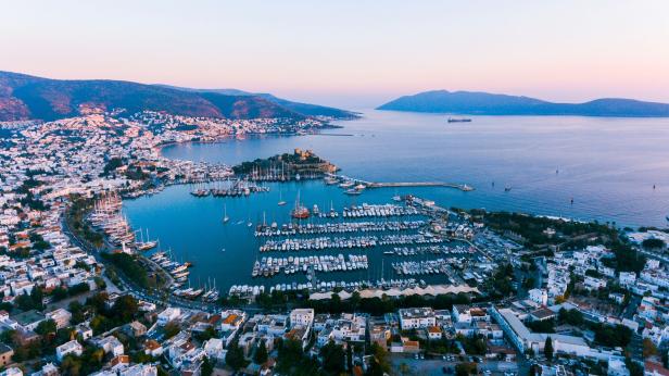 Luftaufnahme von Bodrum, Türkei, mit Blick auf den Hafen, die Stadt und die Küstenlinie.