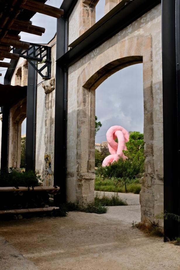 Luma Park in Arles, Skulptur "Krauses Gekröse" von Franz West