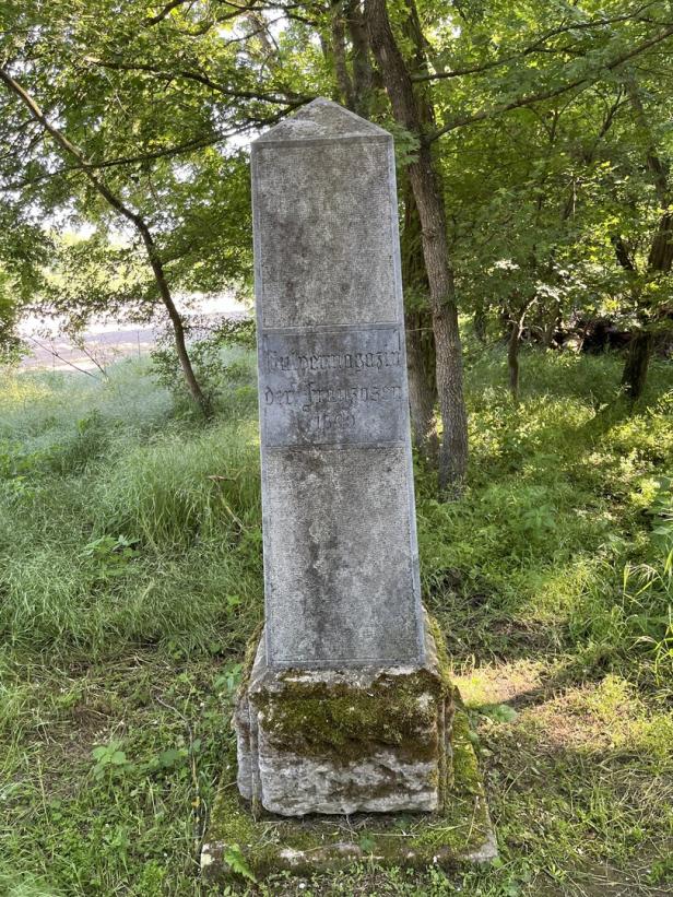 Ein alter Grenzstein mit der Inschrift „Zu dem Magazin der Franzosen 1849“.