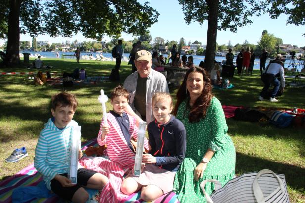 Heiliges Picknick: 23 Täuflinge fanden in der Alten Donau zu Gott