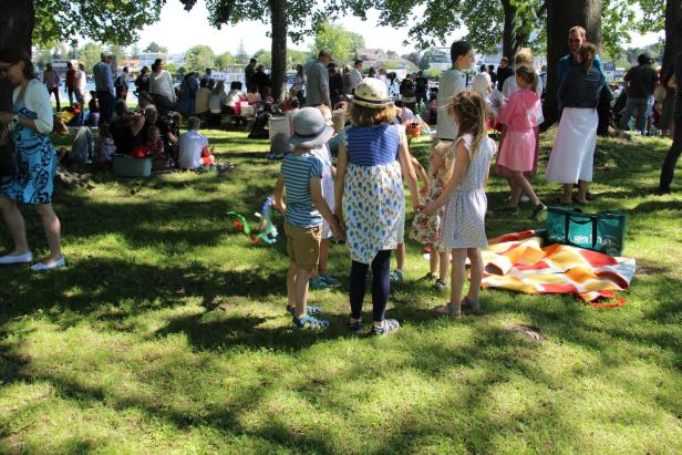 Heiliges Picknick: 23 Täuflinge fanden in der Alten Donau zu Gott