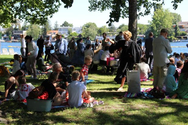 Heiliges Picknick: 23 Täuflinge fanden in der Alten Donau zu Gott