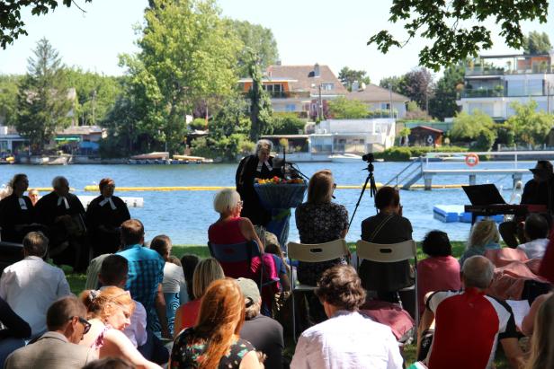 Heiliges Picknick: 23 Täuflinge fanden in der Alten Donau zu Gott