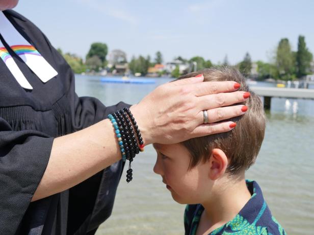 Heiliges Picknick: 23 Täuflinge fanden in der Alten Donau zu Gott