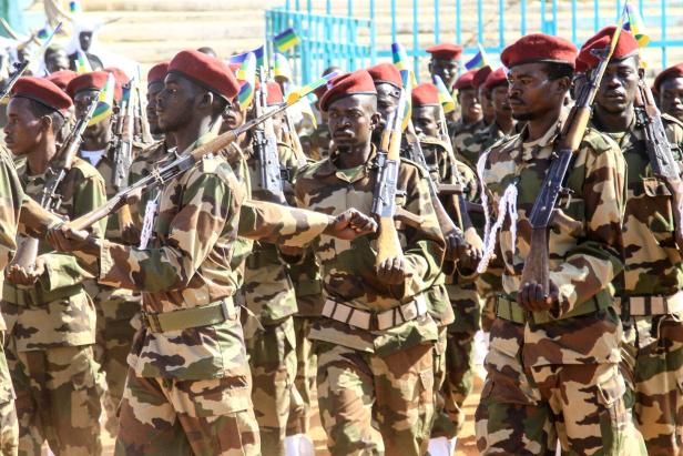 Kämpfer der Sudanesischen Befreiungsbewegung, einer sudanesischen Rebellengruppe, die im sudanesischen Bundesstaat Darfur aktiv ist und Armeechef Abdel Fattah al-Burhan unterstützt, 28. März 2024.