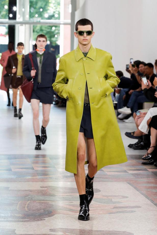 Ein Model präsentiert eine Kreation aus der Gucci Frühjahr/Sommer Kollektion 2025 während der Fashion Week in Mailand.